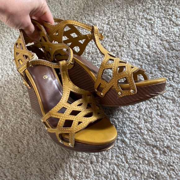 Lace woven fun statement wedges size 5.5 - Picture 5 of 8